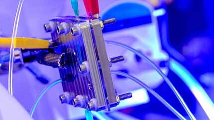 The reactor is made up of a cathode set up to perform oxygen reduction, an oxygen evolution reaction-performing anode and a compact yet porous solid-electrolyte layer that allows efficient ion conduction.