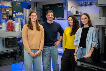 Faculty and 3 students in a lab